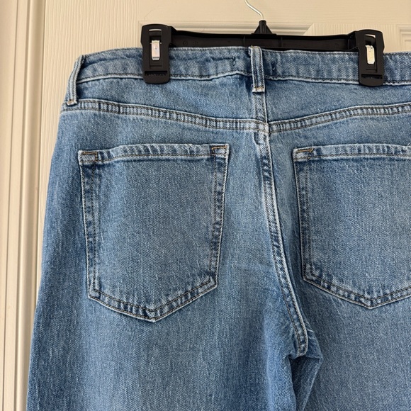 Forever 21 Women’s Straight Leg Distressed Jeans - Picture 5 of 7